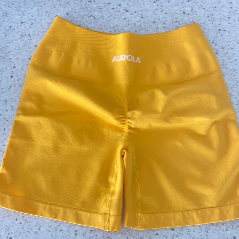 BNWT Aurola Intensify Short in Lemon Chrome size Small